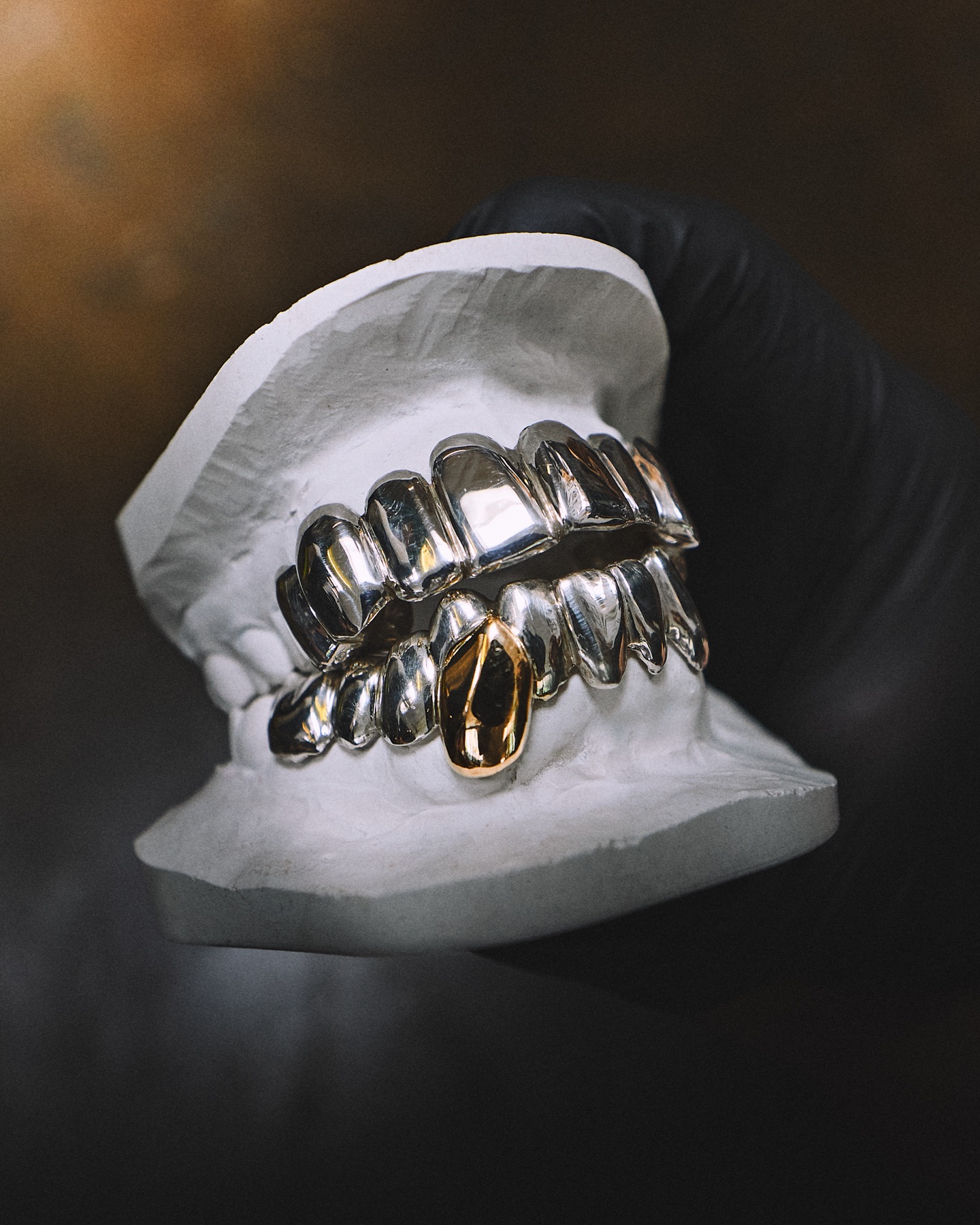Grillz pleine bouche en argent poli avec une dent en or 18 carats