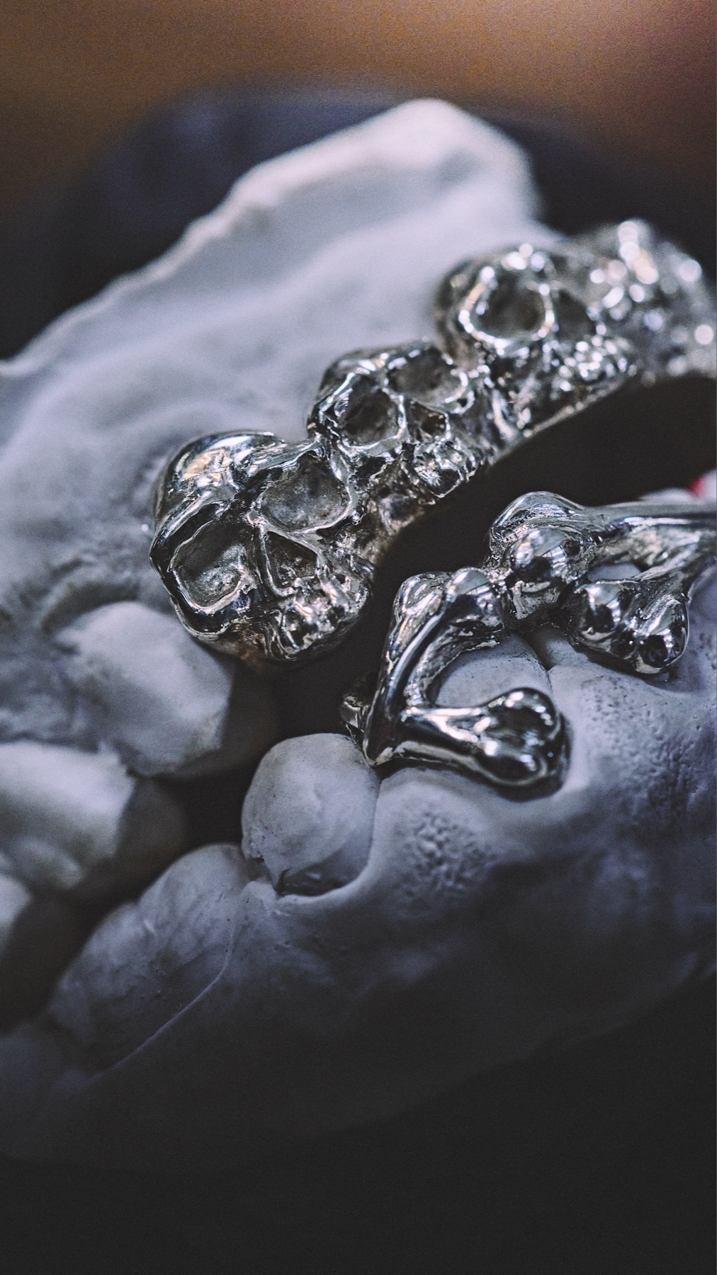 Autre angle du grillz sculpté têtes de mort