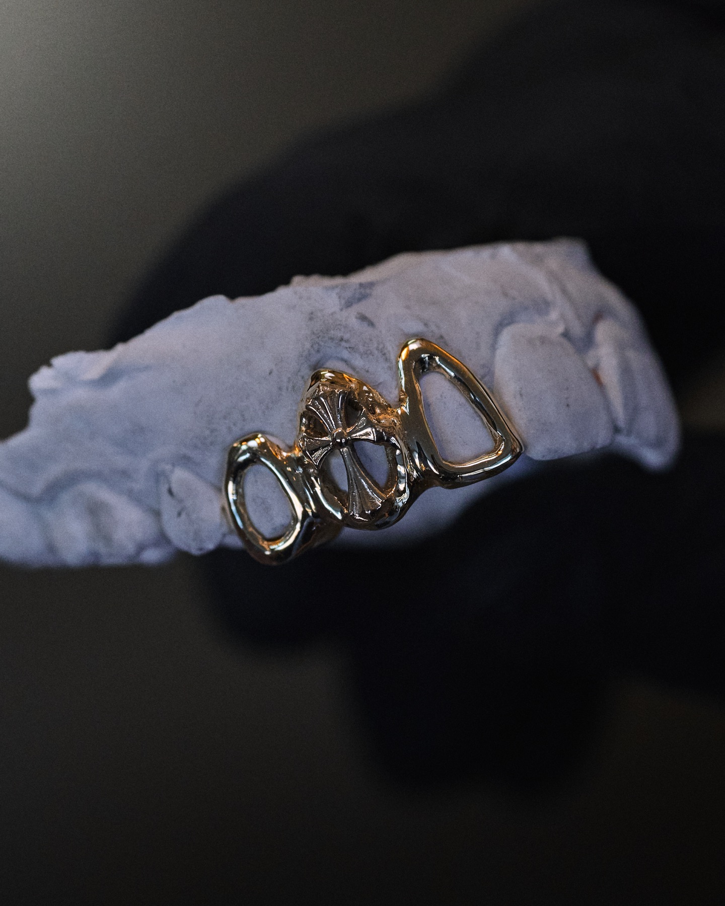 Grillz au design sculpté, finition sombre